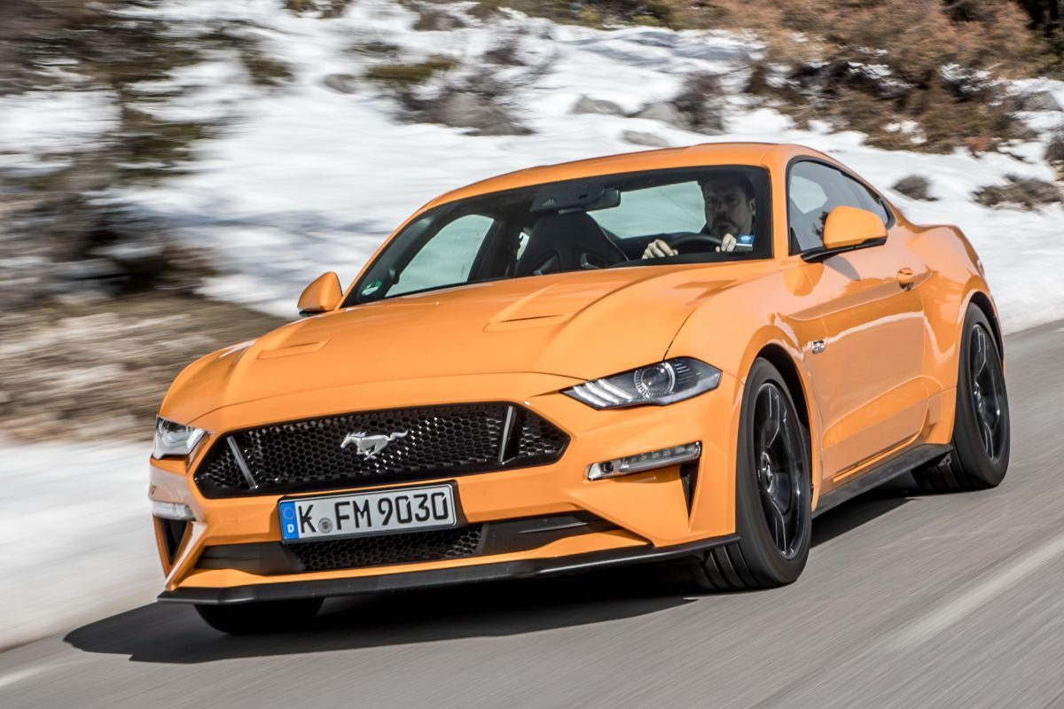 Ford Mustang Fastback · Turuncu — görsel 3